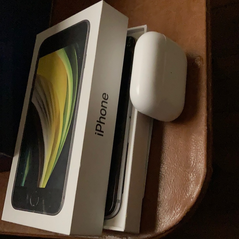 iphonese and airpod pros